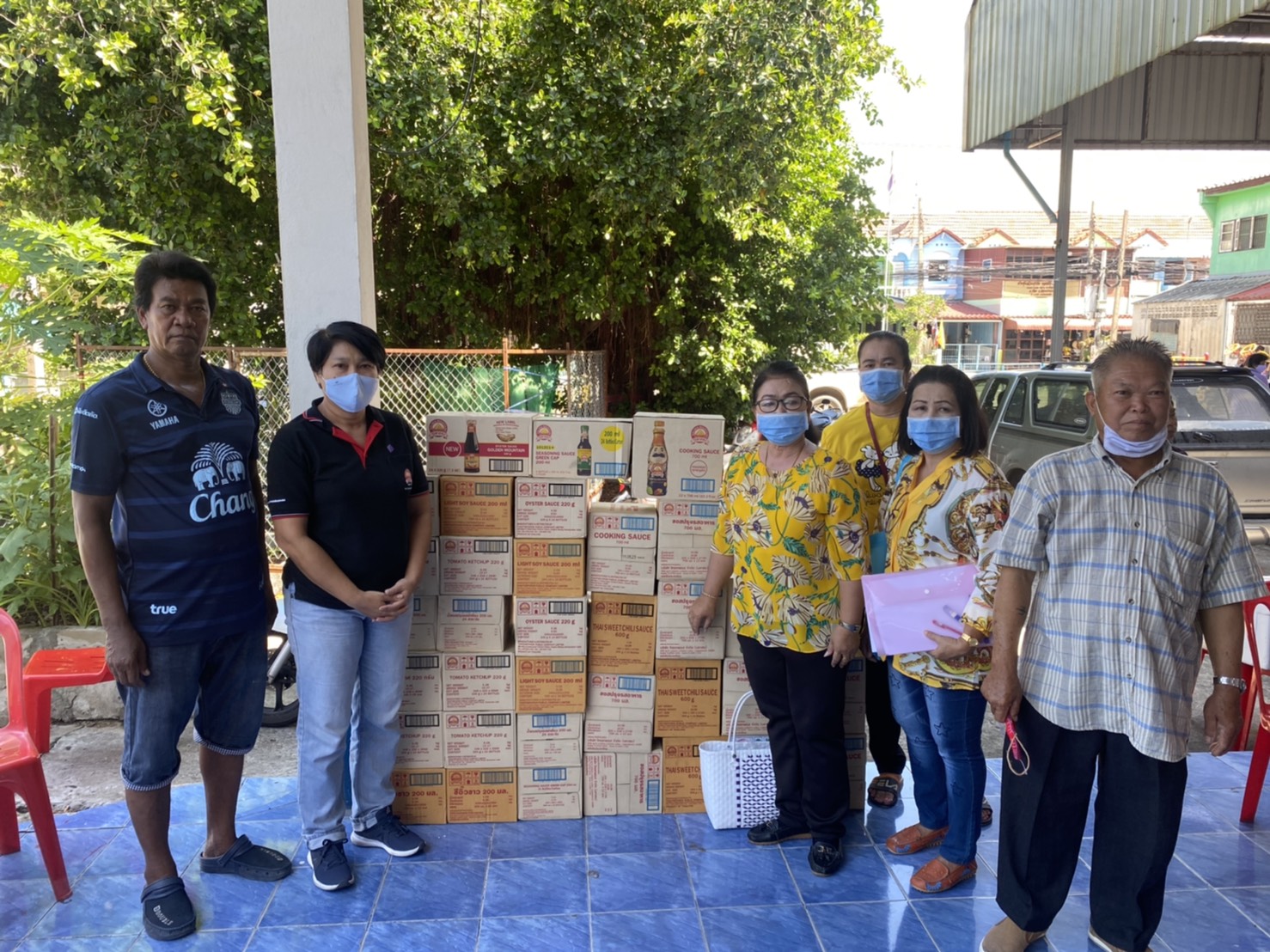 ภูเขาทอง จัดโครงการ "ชุมชนสัมพันธ์" ส่งตัวแทนลงพื้นที่สำรวจความเป็นอยู่ของชุมชนรอบๆโรงงาน เพื่อรับฟังปัญหา ความเดือดร้อน ความต้องการความช่วยเหลือในด้านต่างๆ พร้อมมอบผลิตภัณฑ์ตราภูเขาทอง