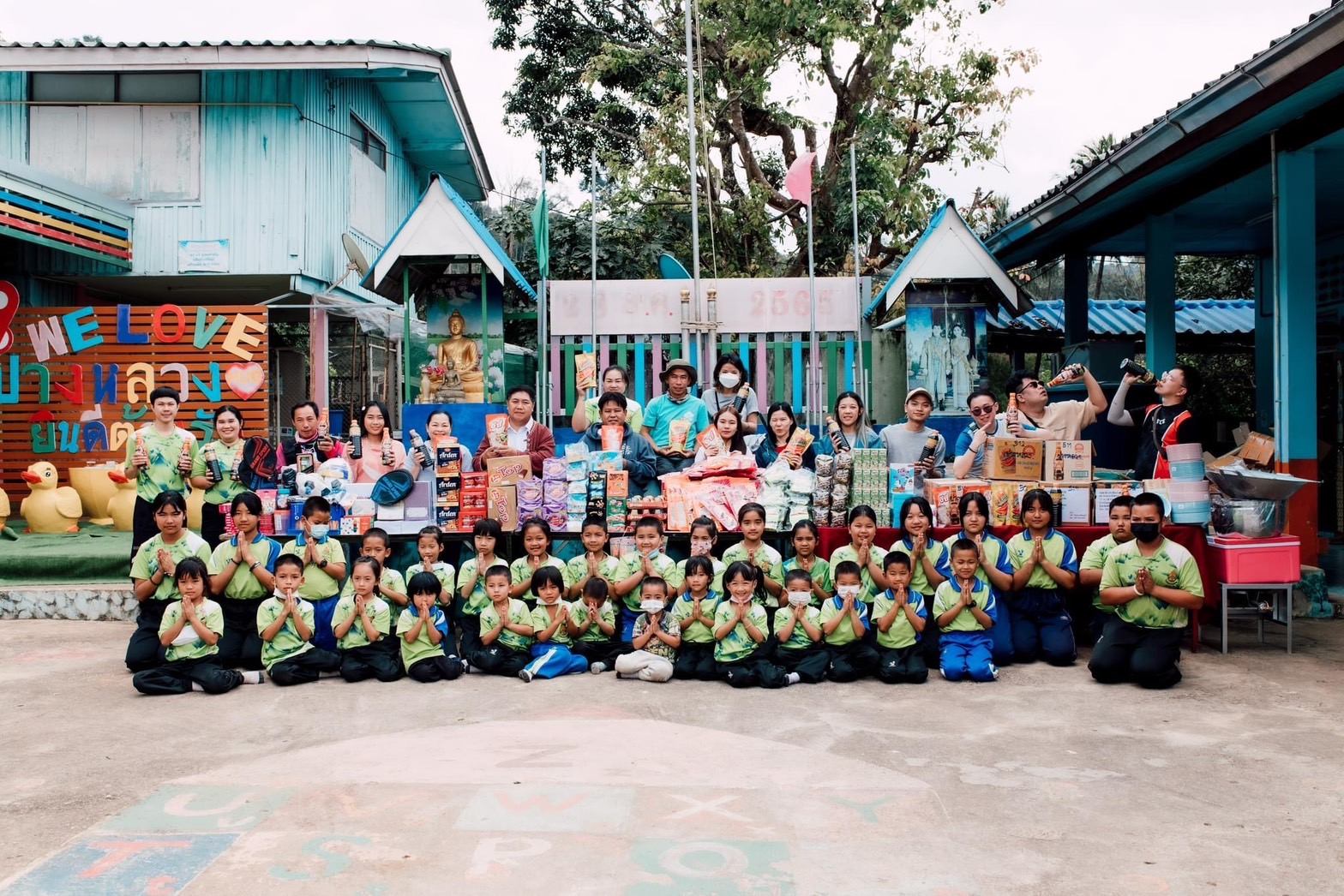 โครงการ “GIVE BACK” เติมเต็มความสุขให้น้อง มอบผลิตภัณฑ์เพื่อสนับสนุนกิจกรรมวันเด็กให้กับหน่วยงานต่าง ๆ จำนวน 120 แห่ง