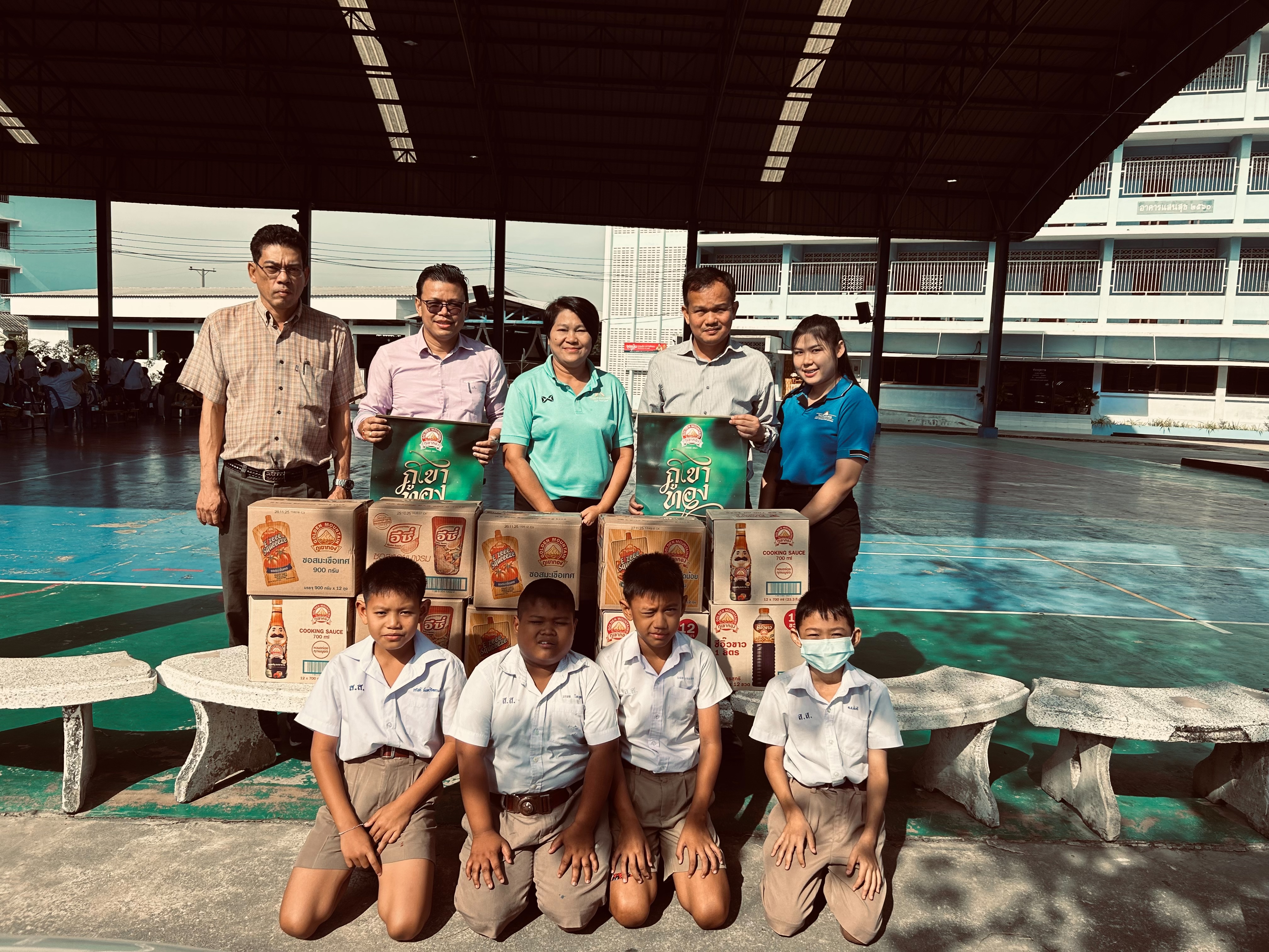 โครงการ “ภูเขาทองไม่ทิ้งกัน” ปี 2567 ทางบริษัทฯมีนโยบายมอบผลิตภัณฑ์เครื่องปรุงรสของบริษัทฯ ให้กับโรงเรียน/ชุมชน/ศูนย์เยาวชน/ ศูนย์พัฒนาเด็กเล็ก/กลุ่มออมทรัพย์ และกลุ่มงานแม่บ้านต่างๆ เนื่องในวันเด็กแห่งชาติ