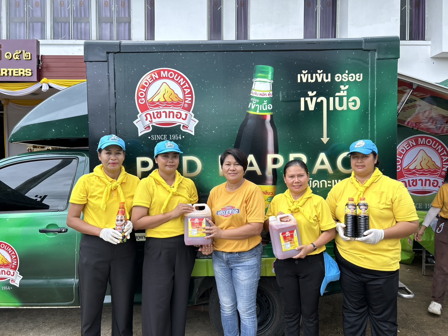 โครงการ “ภูเขาทองไม่ทิ้งกัน” ปี 2567 ซอสภูเขาทองเดินทางลงภาคใต้ เปิดโรงครัวทำอาหารกล่องเพื่อแจกจ่ายให้ประชาชนที่ได้รับผลกระทบจากเหตุการณ์อุทกภัย จ.ยะลา
