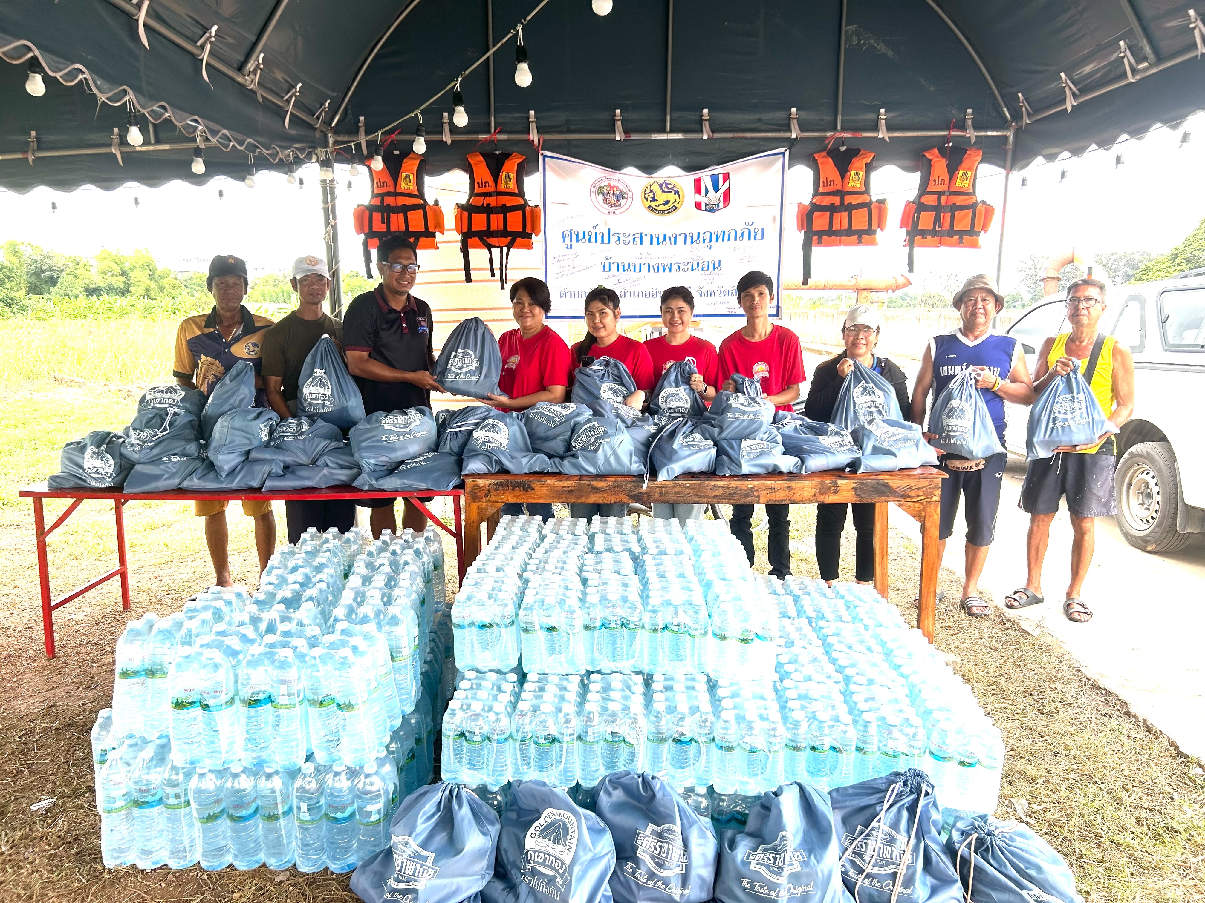 โครงการ “ภูเขาทองไม่ทิ้งกัน” ปี 2568 มอบถุงยังชีพช่วยเหลือน้ำท่วม จังหวัดสิงห์บุรี